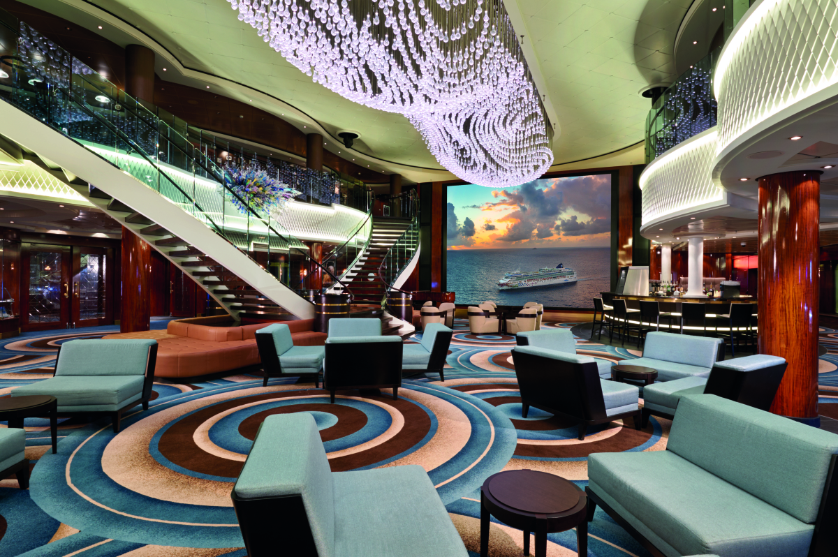 El recién renovado atrium a bordo del Norwegiam Gem (NCL) NORWEGIAN CRUISE LINE NCL CRUCEROS NUEVA YORK NEW YORK CRUISES NCL BAHAMAS CRUISES CARIBBEAN CRUISES NORWEGIAN CRUISE LINE CRUISES